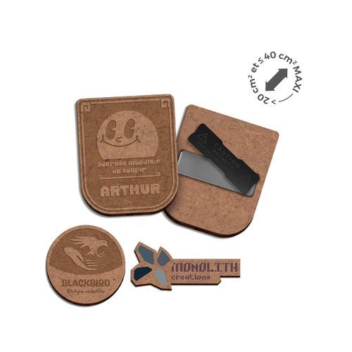 BADGE SUR-MESURE MDF EP 3 mm AVEC AIMANT ENTRE 20 cm2 ET 40 cm2 MAXI