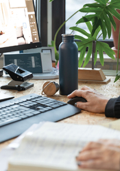 Bouteille en acier inoxydable avec couvercle en bambou