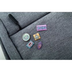 pin's en métal Lark