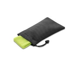 BERNAL. Serviette de sport rafraichissante en polyester recyclé (100% rPET) avec pochette en non-tissé