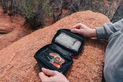 Set de premiers secours en PU nubuck recyclé RCS