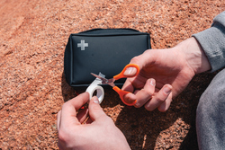 Set de premiers secours en PU nubuck recyclé RCS