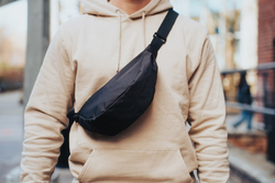 Sac banane en bandoulière en rPET AWARE™ Crescent