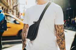 Sac banane en bandoulière en rPET AWARE™ Crescent