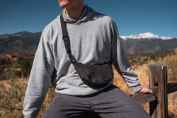 Sac banane en bandoulière en rPET AWARE™ Crescent