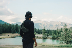 Sac banane en bandoulière en rPET AWARE™ Crescent