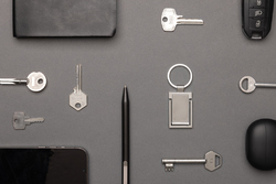 Porte-clés support téléphone en alliage de zinc recyclé RCS