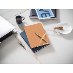 HUXLEY. Carnet A5 à couverture rigide, fabriqué à partir de papier résistant à l'eau, avec des pages lignées en matériau certifié FSC™ et autres matériaux contrôlés