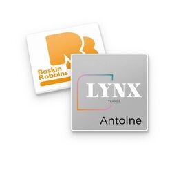 BADGE PLASTIQUE (PS) CARRE 36x36 mm AVEC PINCE EPINGLE