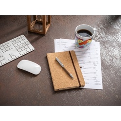 HAWKINS A5. Carnet de notes A5 en liège avec pages blanches en matériau certifié FSC™ et autres matériaux contrôlés