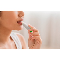 JOLIE VEGAN. Baume à lèvres végétalien, en ABS recyclé (100% rABS) et PP, avec SPF14 et arôme de vanille