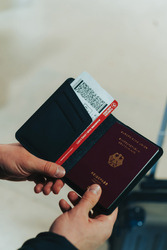 Porte-passeport en RCS avec géolocalisation Travelfinder