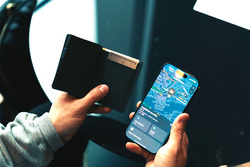 Porte cartes avec géolocalisation en polyester RCS Seekcard