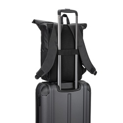 OSASCO BPACK. Sac à dos avec système de fermeture à glissière permettant de rouler la partie supérieure pour l'adapter au volume du sac à dos, fabriqué en polyester recyclé 600D