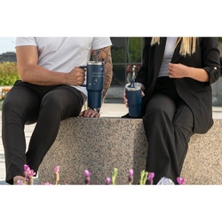 JOYNER XL. Grand gobelet de voyage en acier inoxydable (91% recyclé) avec double paroi isolée sous vide et finition mate 1300 mL