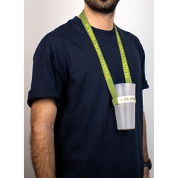 SWINDON. Lanyard de sublimation en polyester avec support de gobelet élastique