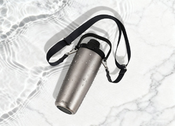 Mug en acier RCS avec bandoulière Avira Ayala