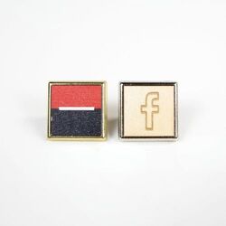 Pin's Carré Bois - France - Gris Argent