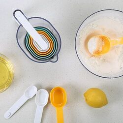 CUILLERES ET PICHET DOSEURS + ENTONNOIR + SPATULE