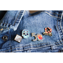 PIN'S MÉTAL PUBLICITAIRE PERSONNALISÉ EN QUADRI